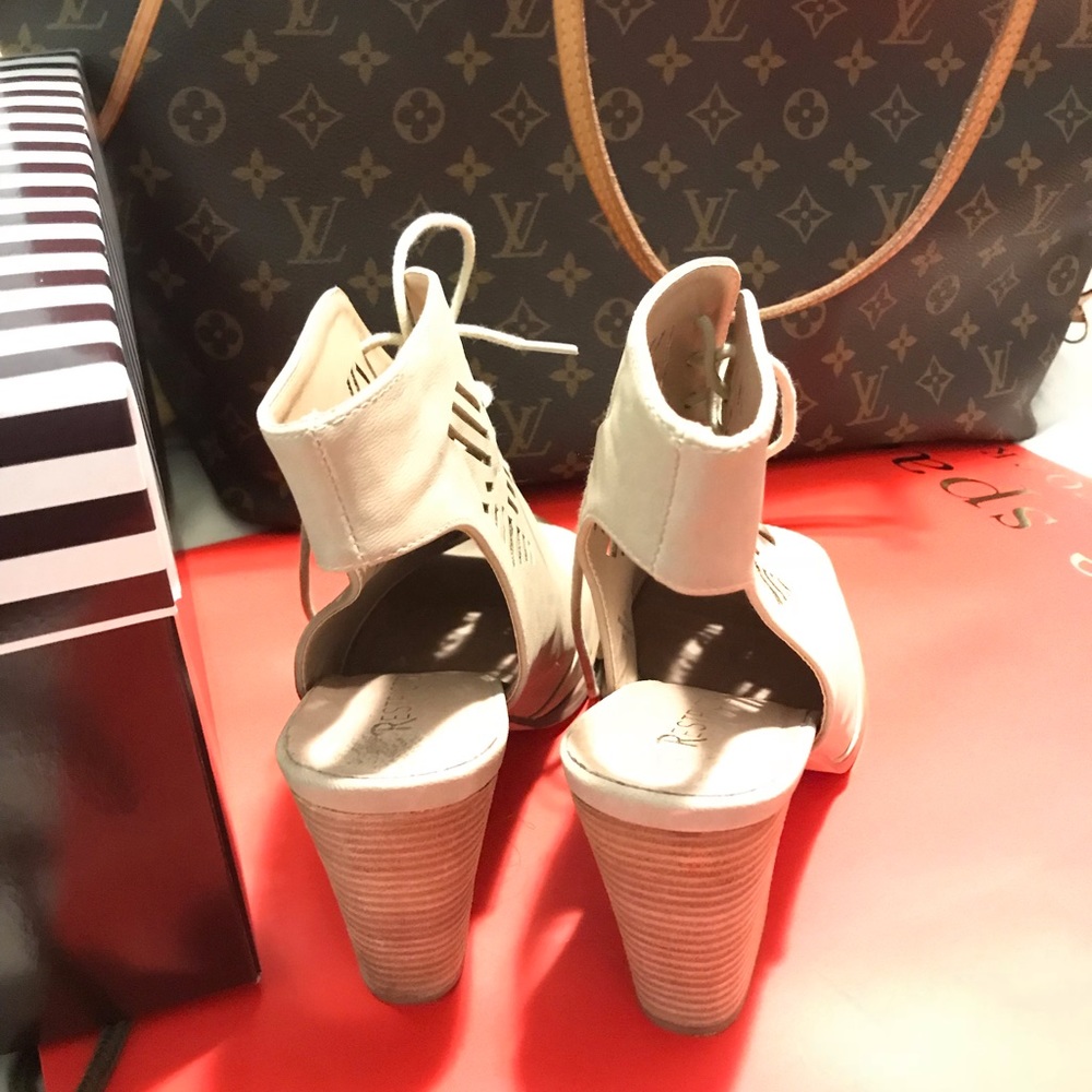 Shoes. - Picture 2 of 5